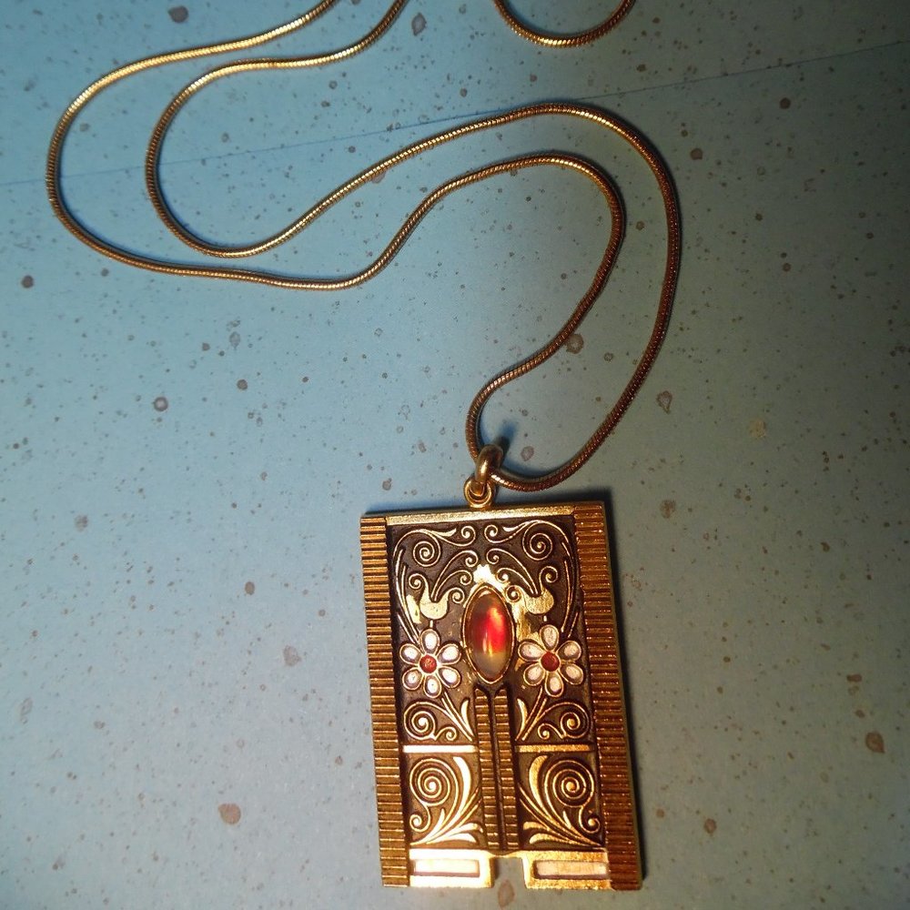 GOLDTONE FLORAL PENDANT SERPENTIN NECKLACE